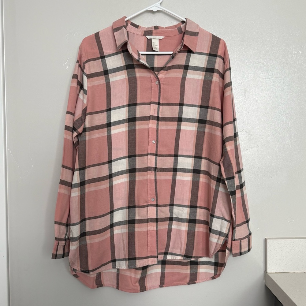 Women’s plaid H&M button up flannel. Size 12.